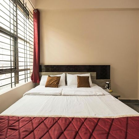 Oyo 9544 Hotel Crown Residency Májszúr Kültér fotó